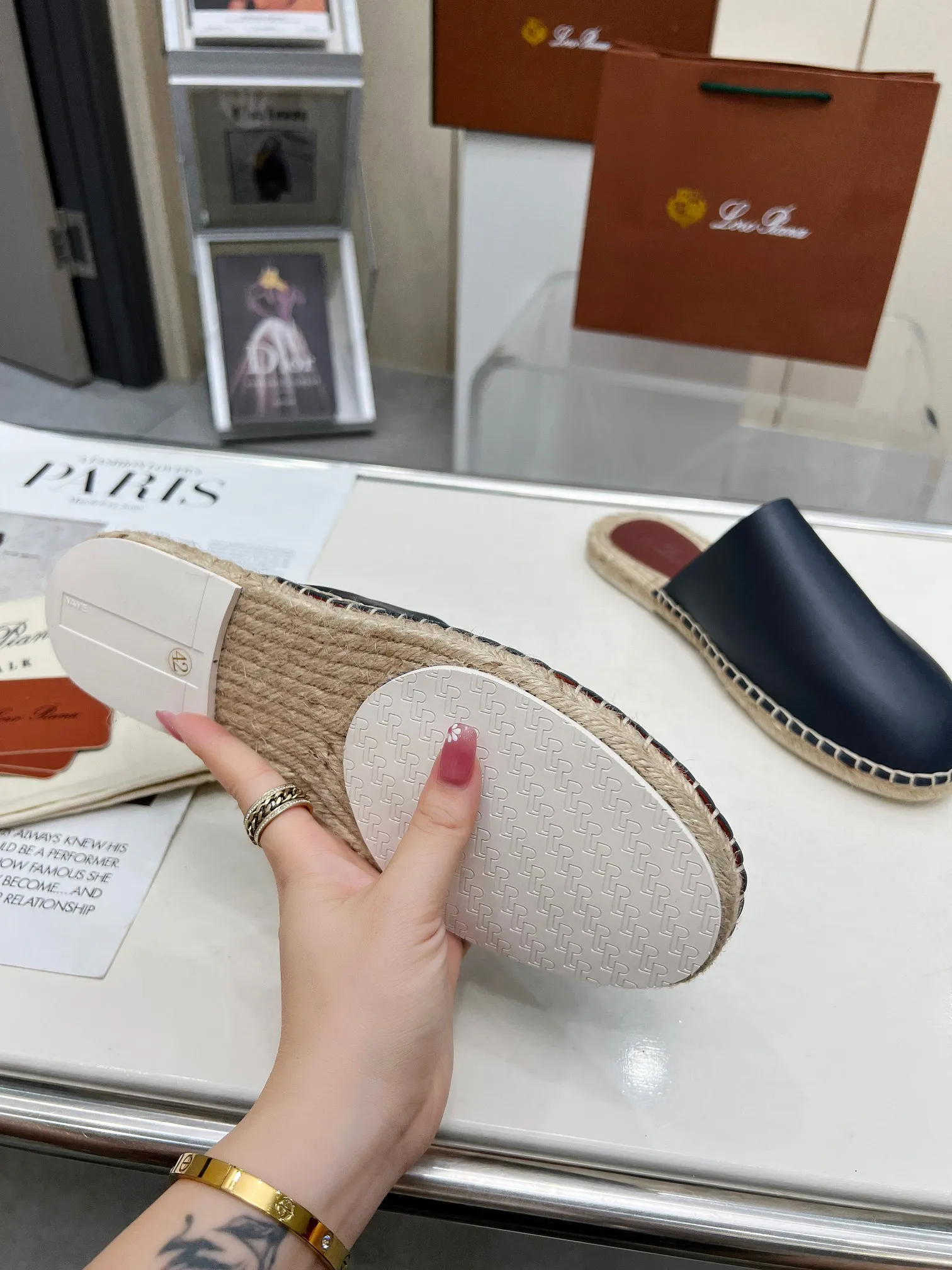 Men's men's shoes 💰520 🧚‍♂️.Loro Piana*👉Top genuine high-end fisherman's shoes and half-drag style👉Buy the original 1:1 copy💯💯💯 Founded the existing Loro Piana company on April 24, 1924. It is now the sixth generation of family business, providing high-quality products to customers who are discerning about taste and quality. ❤️Imported calfskin fabric. The lining is made of A-grade sweat-absorbent and breathable lining. 💯💯💯 Purely handmade. 💯Authentic packaging. Original one-to-one molded outsole. The favorite sandals of Middle Eastern tycoons. Code number: 39-46.